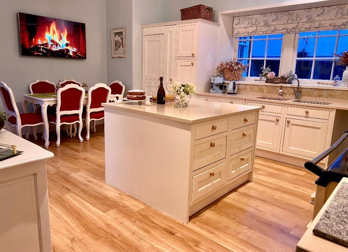 Private Room & Bathroom In Manor House Maybole المظهر الخارجي الصورة